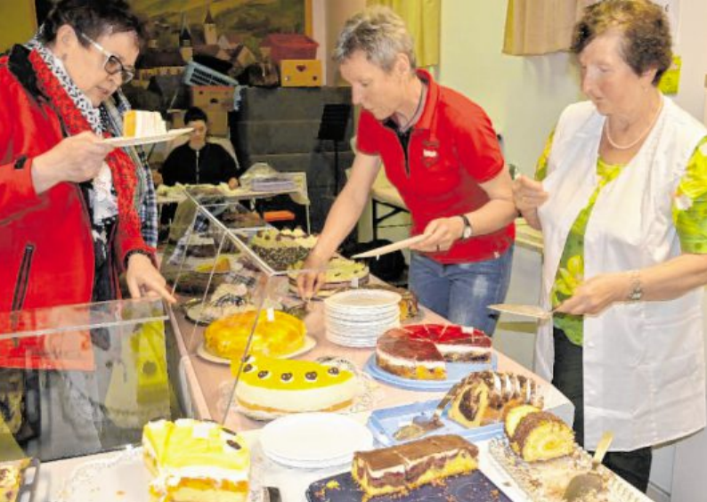 Das Maifest ist berühmt für sein Buffet aus leckeren selbstgebackenen Kuchen und Torten. BILDER: BARBARA KURZ