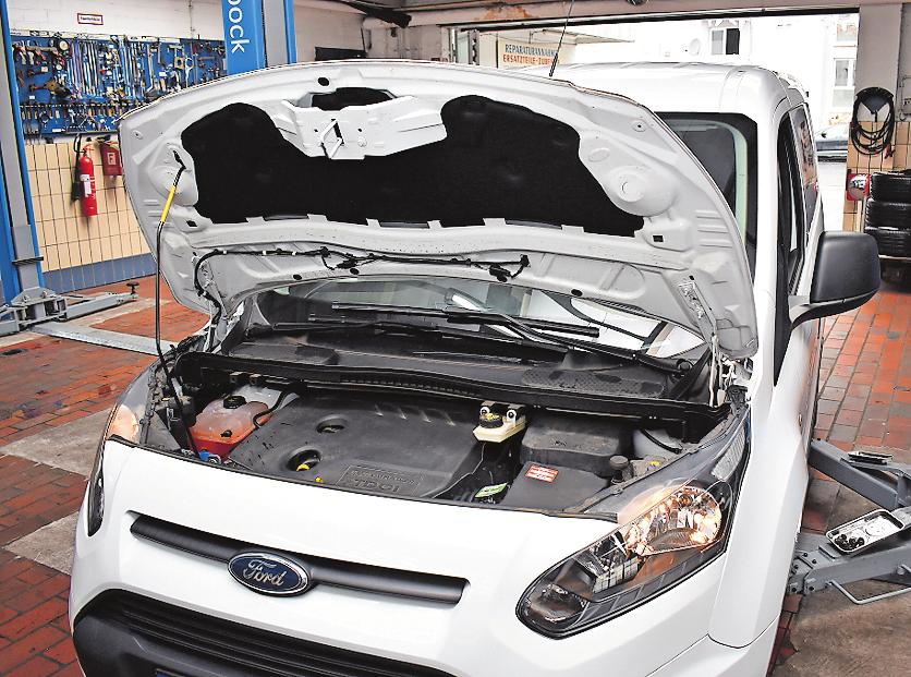 Beim Wintercheck genügt nicht nur ein kurzer Blick unter die Motorhaube, vielmehr werden Lampen,Motor, Schläuche, Leitungen und Getriebe intensiv unter die Lupe genommen. FOTO: SCHENK Beim Wintercheck genügt nicht nur ein kurzer Blick unter die Motorhaube, vielmehr werden Lampen,Motor, Schläuche, Leitungen und Getriebe intensiv unter die Lupe genommen. FOTO: SCHENK