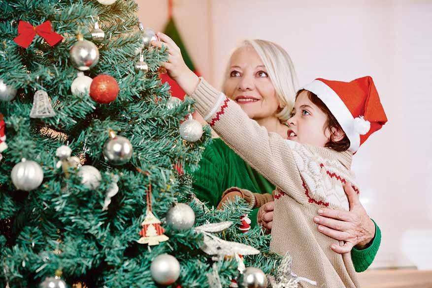 Kinder lassen beim Schmücken des Weihnachtsbaumes ihrer Fantasie freien Lauf. Foto: stock.adobe.com Kinder lassen beim Schmücken des Weihnachtsbaumes ihrer Fantasie freien Lauf. Foto: stock.adobe.com
