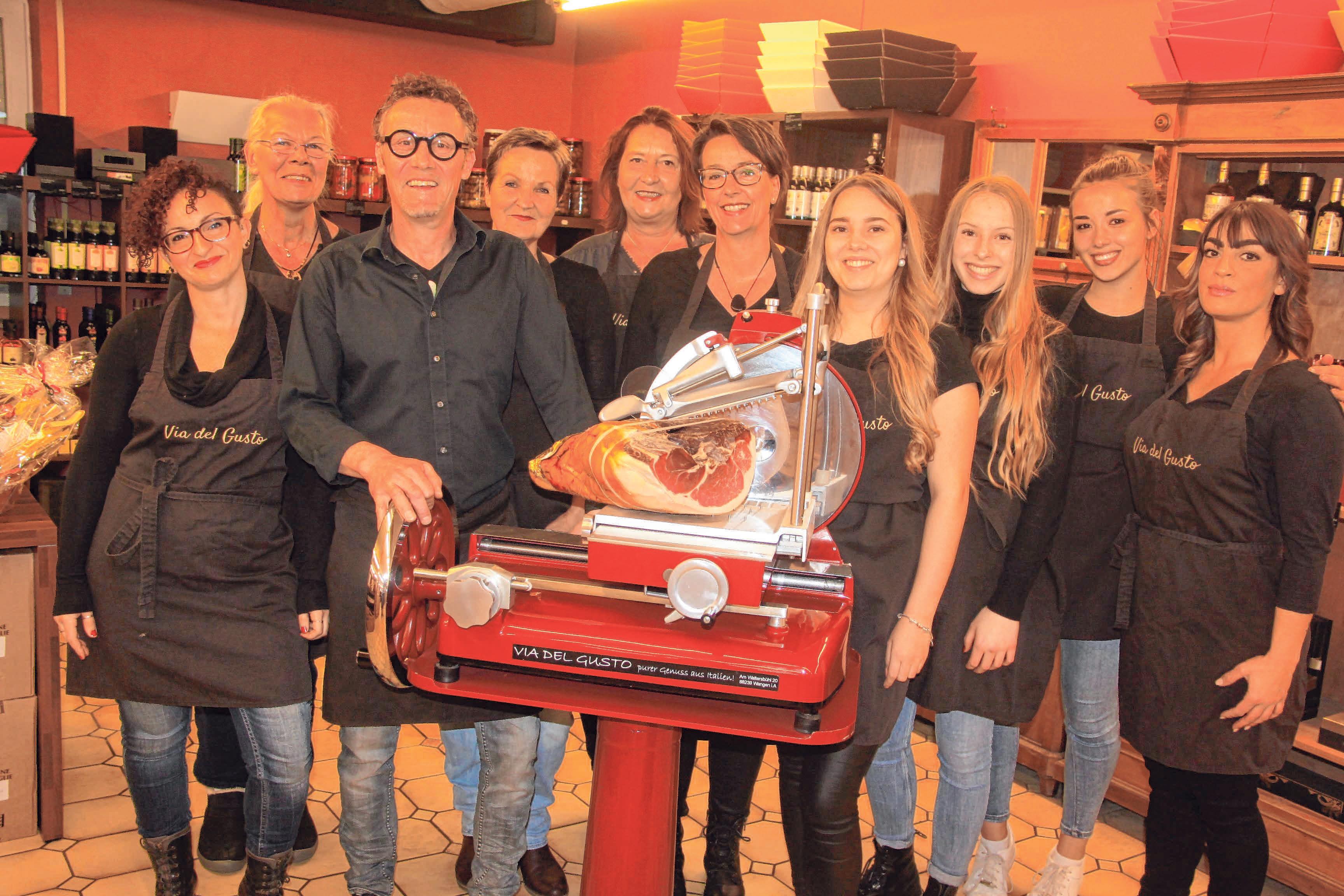 Sie gehören zum heutigen Team des Via Del Gusto, das in diesen Tagen sein zehnjähriges Bestehen feiert (v. l.): Carmen Gerlich, Babs Pulfer, Alexander Weh, Sabine Kistler, Elke Büttinghaus, Manuela Werner, Julia Weh, Jule Schneider, Lea Schlögl, Miriam Palumbo. Foto: Susi Weber/Alexander Weh Sie gehören zum heutigen Team des Via Del Gusto, das in diesen Tagen sein zehnjähriges Bestehen feiert (v. l.): Carmen Gerlich, Babs Pulfer, Alexander Weh, Sabine Kistler, Elke Büttinghaus, Manuela Werner, Julia Weh, Jule Schneider, Lea Schlögl, Miriam Palumbo. Foto: Susi Weber/Alexander Weh