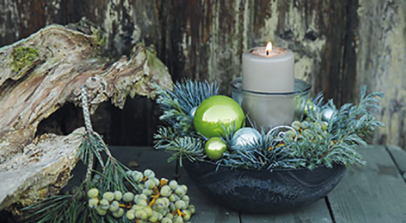 Die Adventsgestecke der Grünen Kugel können mit Wasser versorgt werden und bleiben so bis Weihnachten frisch