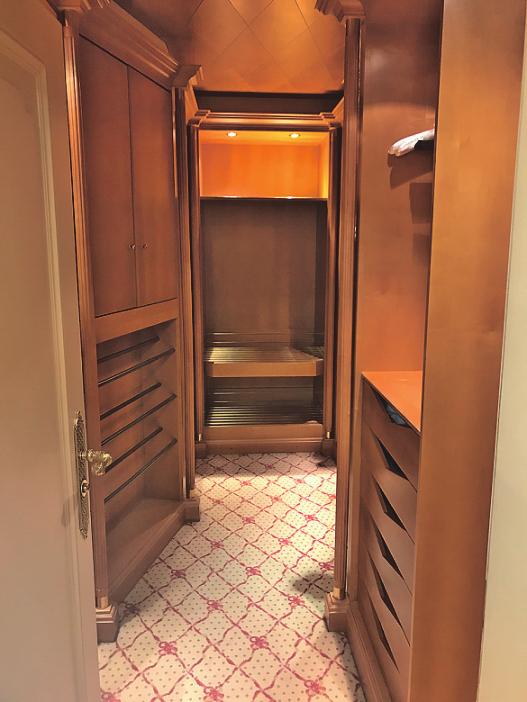 Der begehbare Kleiderschrank. Foto: Büge Der begehbare Kleiderschrank. Foto: Büge