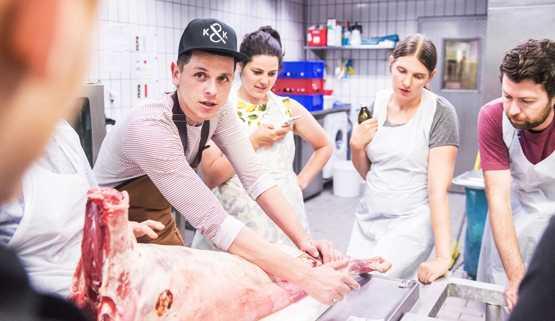 Qualität erkennen: Angehende Fleischer lernen während ihrer Ausbildung mehr als Produktverarbeitung. Foto: Kumpel & Keule