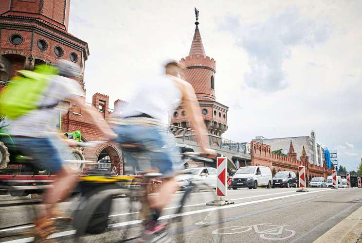 Auf der Oberbaumbrücke bekamen Radfahrer Ende Juli beidseitig einen Fahrstreifen von drei Metern. Hinzu kommt ein Sicherheitsstreifen. FOTO: ANNETTE RIEDL / DPA; GRAFIKEN: DEJANJ/ISTOCK Auf der Oberbaumbrücke bekamen Radfahrer Ende Juli beidseitig einen Fahrstreifen von drei Metern. Hinzu kommt ein Sicherheitsstreifen. FOTO: ANNETTE RIEDL / DPA; GRAFIKEN: DEJANJ/ISTOCK