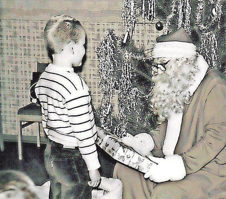 Die hüpfende Oma im Schafsfell wurde irgendwann durch einen „richtigen“ Weihnachtsmann mit Vollbart ersetzt. FOTO: PRIVAT Die hüpfende Oma im Schafsfell wurde irgendwann durch einen „richtigen“ Weihnachtsmann mit Vollbart ersetzt. FOTO: PRIVAT