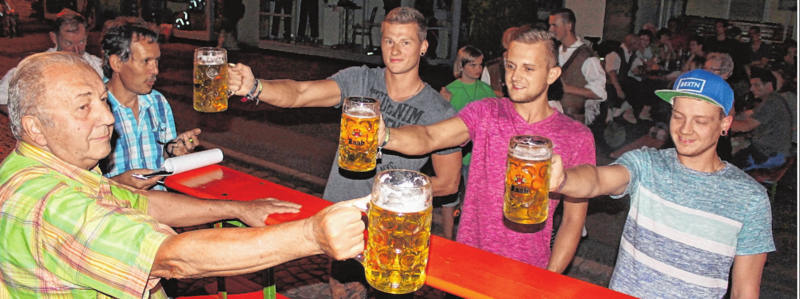 Maßkrug-Stemmen sorgt für gute Stimmung bei der Hofheimer Kirchweih. FOTO: SCHUBART Maßkrug-Stemmen sorgt für gute Stimmung bei der Hofheimer Kirchweih. FOTO: SCHUBART