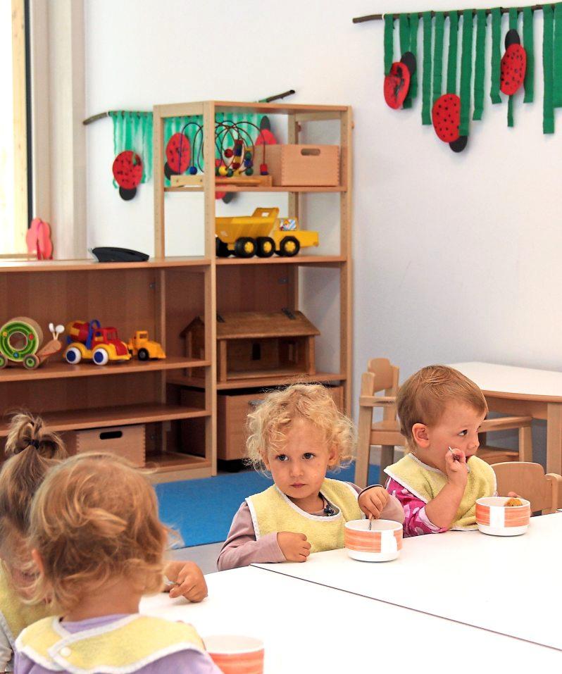 In den großen hellen Gruppenräumen können die Krippenkinder auch zu Mittag essen. In den großen hellen Gruppenräumen können die Krippenkinder auch zu Mittag essen.