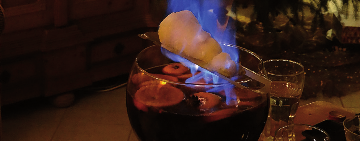 Die Feuerzangenbowle ist ein beliebtes Heißgetränk in der kalten Jahreszeit. Die spektakuläre Verbrennung des Zuckerhutes sorgt auch für optischen Genuss. Foto: Pixabay / prowitt Die Feuerzangenbowle ist ein beliebtes Heißgetränk in der kalten Jahreszeit. Die spektakuläre Verbrennung des Zuckerhutes sorgt auch für optischen Genuss. Foto: Pixabay / prowitt