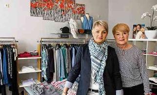 Claudia Hedig (l.) bietet in ihrer Boutique „Klatschmohn“ am Marktplatz Mode angesagter Marken und stilvollen Designer-Schmuck für die trendbewusste Dame an. Claudia Hedig (l.) bietet in ihrer Boutique „Klatschmohn“ am Marktplatz Mode angesagter Marken und stilvollen Designer-Schmuck für die trendbewusste Dame an.