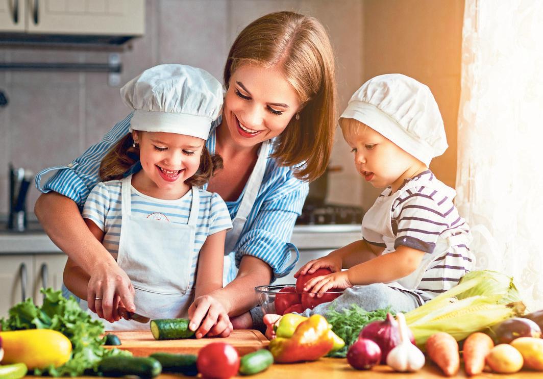 Wie wertvoll und lecker gesundes Essen ist, lernen die Kleinen am besten, wenn sie bei der Zubereitung helfen dürfen. FOTO: DJD/VERLAG PETER JENTSCHURA/SHUTTERSTOCK Wie wertvoll und lecker gesundes Essen ist, lernen die Kleinen am besten, wenn sie bei der Zubereitung helfen dürfen. FOTO: DJD/VERLAG PETER JENTSCHURA/SHUTTERSTOCK