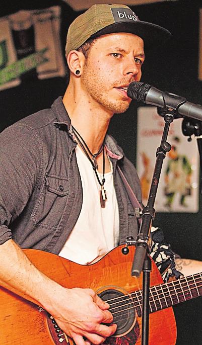 Alex Breidt singt im The Lucky Pint. FOTO: THOF Alex Breidt singt im The Lucky Pint. FOTO: THOF