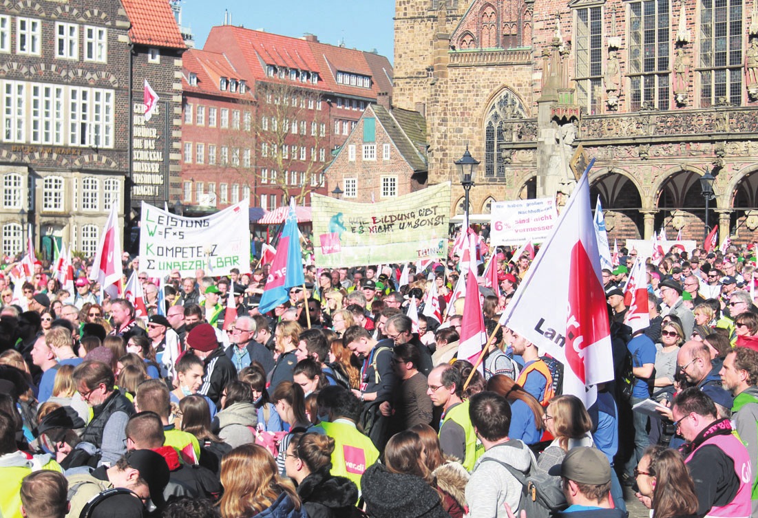 Der Höhepunkt des Arbeitskampfes war bisher die zentrale Kundgebung auf dem Bremer Markt am Mittwoch. Foto: ver.di/Matthias Klump Der Höhepunkt des Arbeitskampfes war bisher die zentrale Kundgebung auf dem Bremer Markt am Mittwoch. Foto: ver.di/Matthias Klump