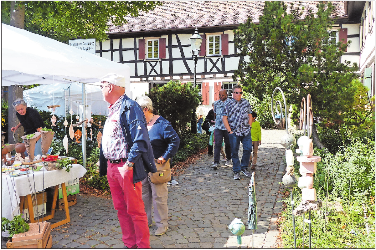 Schauen und staunen: Auf dem Kunsthandwerkermarkt kann man einigen Ausstellern auch bei ihrer Arbeit zuschauen. FOTO: STADTVERWALTUNG/FREI Schauen und staunen: Auf dem Kunsthandwerkermarkt kann man einigen Ausstellern auch bei ihrer Arbeit zuschauen. FOTO: STADTVERWALTUNG/FREI