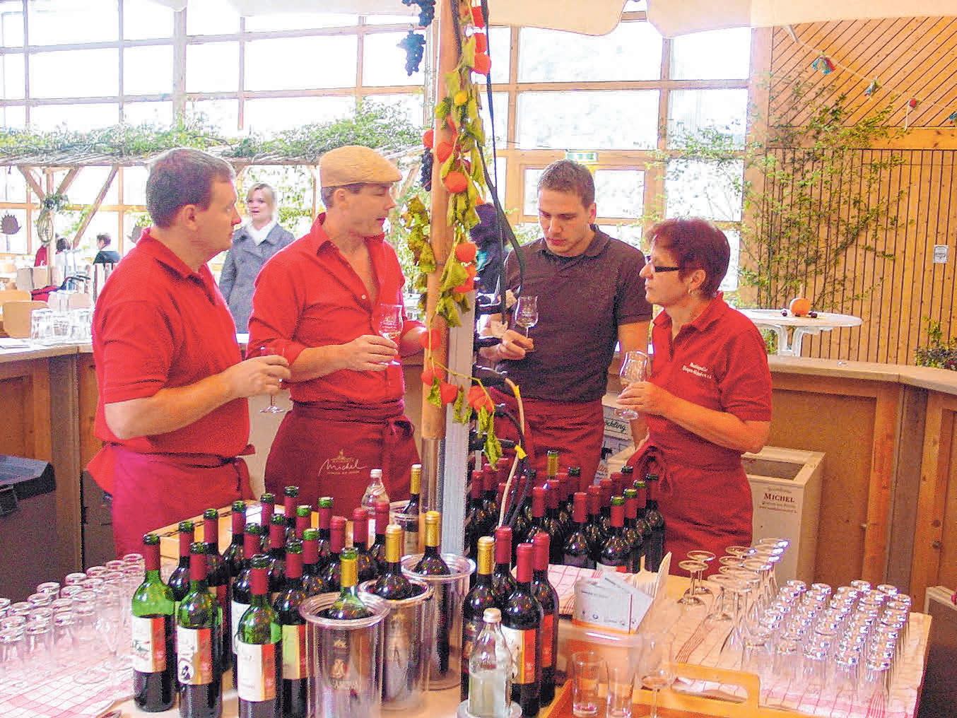 Auch das Weingut Michel aus Bingen am Rhein bietet verschiedene wohlschmeckende Tropfen zurVerkostung an. Na dann, zum Wohlsein! FOTOS: RÖSCH / MARTIN Auch das Weingut Michel aus Bingen am Rhein bietet verschiedene wohlschmeckende Tropfen zurVerkostung an. Na dann, zum Wohlsein! FOTOS: RÖSCH / MARTIN