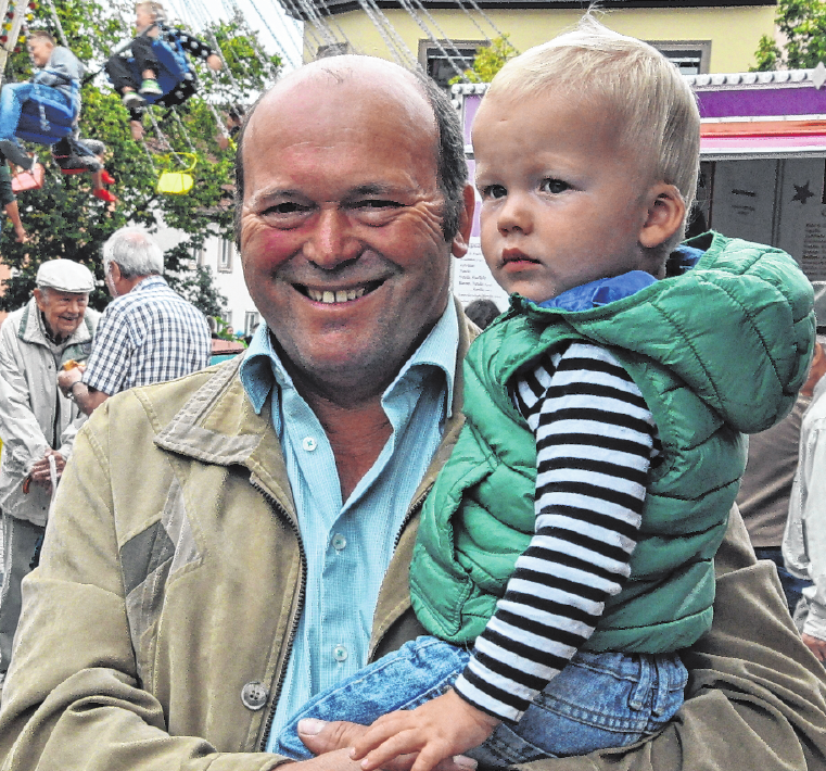 Bürgermeister Reinhold Giebfried mit Enkel beim Besuch der Kirchweih vor vier Jahren. FOTO: MARTIN SCHWEIGER Bürgermeister Reinhold Giebfried mit Enkel beim Besuch der Kirchweih vor vier Jahren. FOTO: MARTIN SCHWEIGER