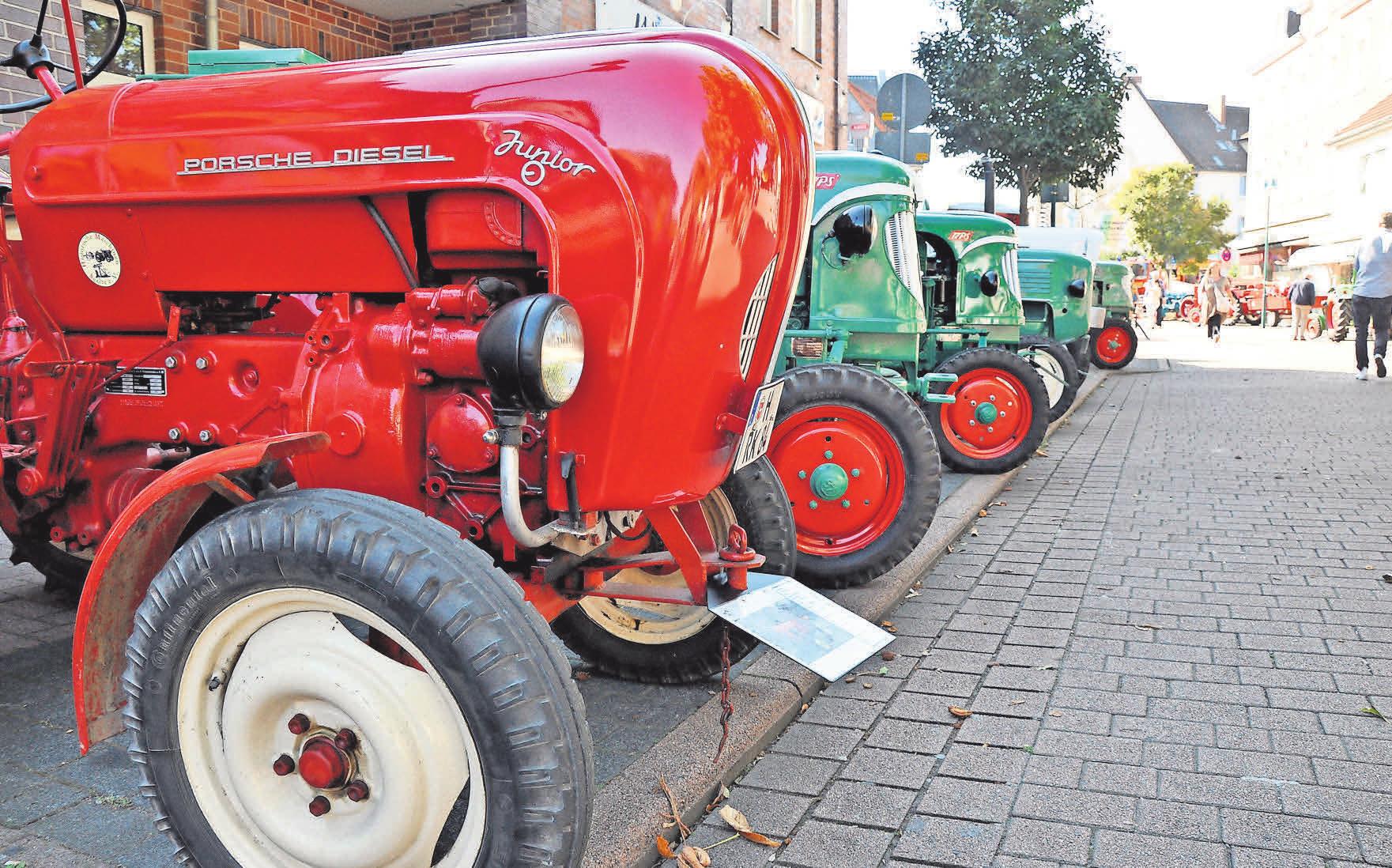 Bestens in Schuss sind die historischen Trecker, die beim Obentrautmarkt gezeigt werden. Entlang der Bremer Straße präsentiert der Verein Historische Maschinen Seelze wieder eine Ausstellung mit Oldtimer-Treckern Foto: Thomas Tschörner Bestens in Schuss sind die historischen Trecker, die beim Obentrautmarkt gezeigt werden. Entlang der Bremer Straße präsentiert der Verein Historische Maschinen Seelze wieder eine Ausstellung mit Oldtimer-Treckern Foto: Thomas Tschörner