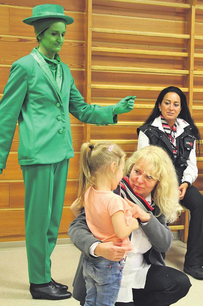Sabine Käbbe (kniend) bei einer Übung während der Ausbildung Sabine Käbbe (kniend) bei einer Übung während der Ausbildung