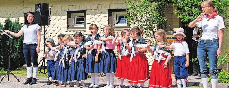 Programm der Jüngsten: Die Mädchen und Jungen vom Kindergarten am Apelsberg zeigen, was sie einstudiert haben. Fotos: Verein/Opel Programm der Jüngsten: Die Mädchen und Jungen vom Kindergarten am Apelsberg zeigen, was sie einstudiert haben. Fotos: Verein/Opel