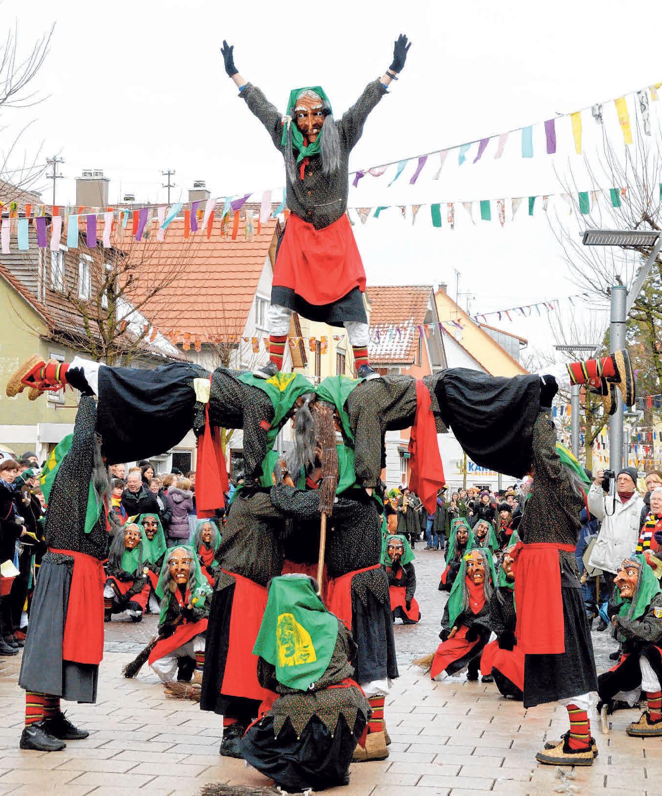 Prächtige Pyramide! Die Hexen sind zwar die jüngste Gruppe im Königseggwalder Narrenverein, aber längst die größte! FOTO: HERMANUTZ Prächtige Pyramide! Die Hexen sind zwar die jüngste Gruppe im Königseggwalder Narrenverein, aber längst die größte! FOTO: HERMANUTZ