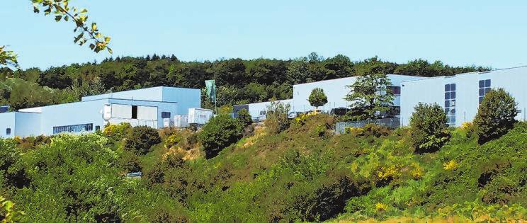 Die anspruchsvolle Topographie der Region sorgt dafür, dass die meisten Industrie- und Gewerbegebiete terrassenförmig angelegt werden und von Grünstreifen durchzogen sind, hier ein Blick ins Industriegebiet „Auf der Mark“ zwischen Gerlingen und Hillmicke. Die anspruchsvolle Topographie der Region sorgt dafür, dass die meisten Industrie- und Gewerbegebiete terrassenförmig angelegt werden und von Grünstreifen durchzogen sind, hier ein Blick ins Industriegebiet „Auf der Mark“ zwischen Gerlingen und Hillmicke.