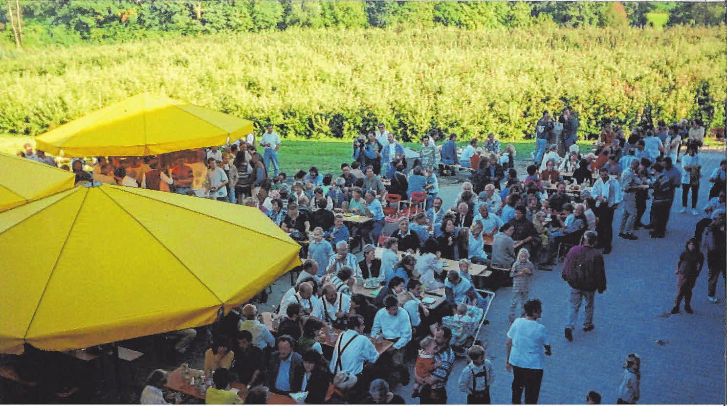Vor 22 Jahren fand das erste Apfgelfest mit den Eschbauchbuam auf dem Obsthof Strodel in Weißensberg statt. In diesem Jahr wird einiges mehr geboten. FOTOS: STRODEL Vor 22 Jahren fand das erste Apfgelfest mit den Eschbauchbuam auf dem Obsthof Strodel in Weißensberg statt. In diesem Jahr wird einiges mehr geboten. FOTOS: STRODEL