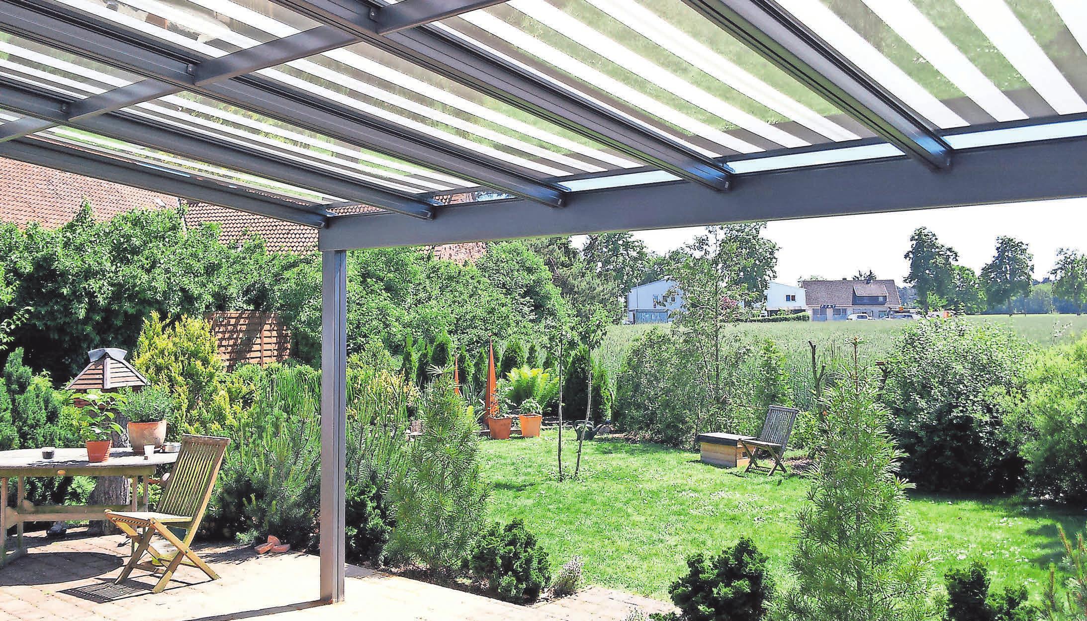 Eine Überdachung auf der Terrasse sorgt für Schutz vor dem Wetter. Eine Überdachung auf der Terrasse sorgt für Schutz vor dem Wetter.