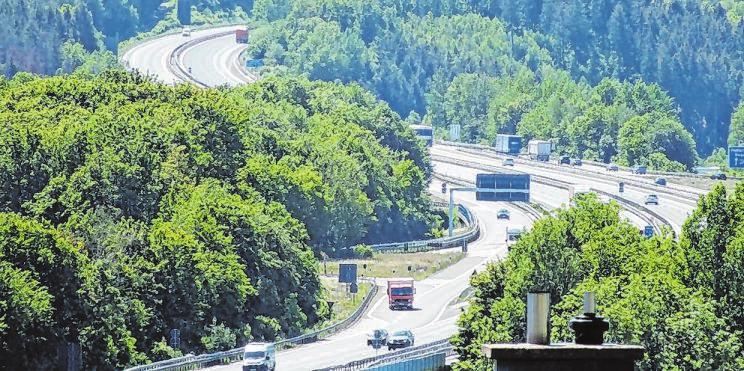 Die beiden Autobahnen sorgen für eine gute Verkehrsanbindung nicht nur der unmittelbar angrenzenden Gewerbegebiete. Die beiden Autobahnen sorgen für eine gute Verkehrsanbindung nicht nur der unmittelbar angrenzenden Gewerbegebiete.
