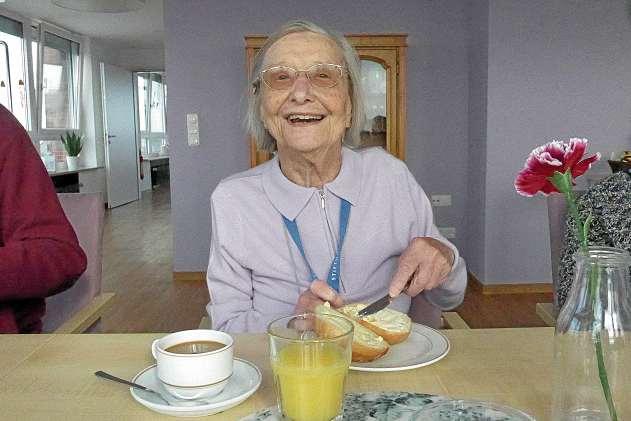 Edith Stein liebt die frischen Brötchen, die sie morgens in der Tagespflege „Kiek ut“ zum Frühstück bekommt. FOTO: KIELER STADTKLOSTER Edith Stein liebt die frischen Brötchen, die sie morgens in der Tagespflege „Kiek ut“ zum Frühstück bekommt. FOTO: KIELER STADTKLOSTER
