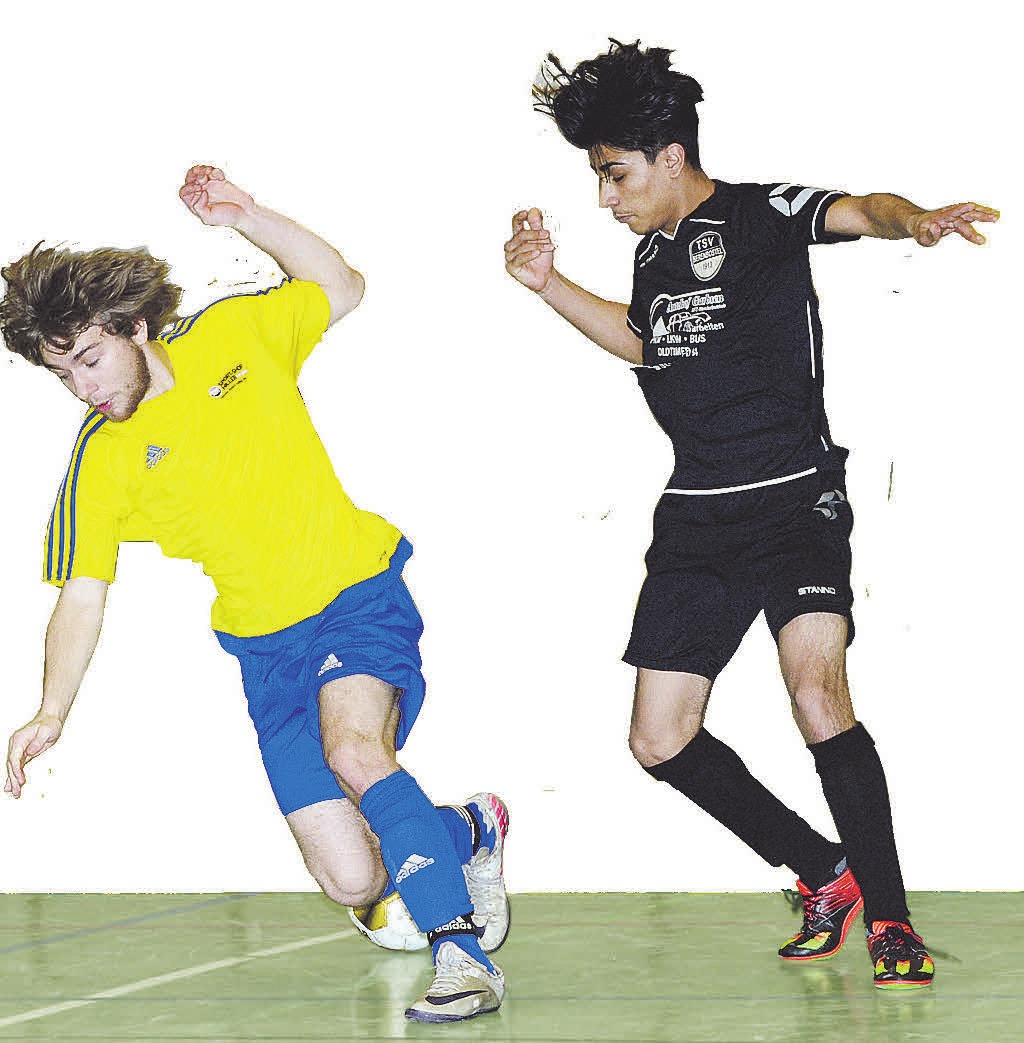 Mariensees Nick Ziemann (links) wird vom Berenbosteler A-Junior Alo Adres bedrängt. Fotos (3): Debbie Jayne Kinsey Mariensees Nick Ziemann (links) wird vom Berenbosteler A-Junior Alo Adres bedrängt. Fotos (3): Debbie Jayne Kinsey