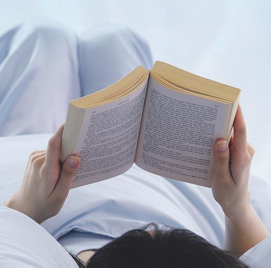 Vor der Nachtruhe etwas zu lesen, kann entspannend wirken Bild: Alexander/stock.adobe.com Vor der Nachtruhe etwas zu lesen, kann entspannend wirken Bild: Alexander/stock.adobe.com