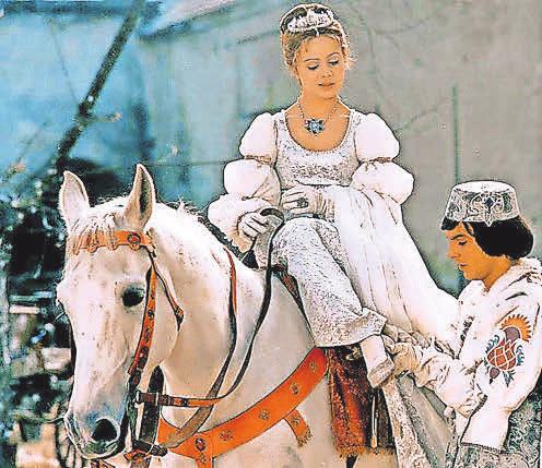 Unvergessliche Filmklassiker aus den Defa-Studios: Die tschechische Produktion „Drei Haselnüsse für Aschenbrödel“ mit Libuše Šafránková und Pavel Trávnicek, „Rotkäppchen“, „Schneeweißchen und Rosenrot“ und „Die Weihnachtsgans Auguste“. fotoS: Defa-Stiftung(3), promo, adobe stock/Schlierner Unvergessliche Filmklassiker aus den Defa-Studios: Die tschechische Produktion „Drei Haselnüsse für Aschenbrödel“ mit Libuše Šafránková und Pavel Trávnicek, „Rotkäppchen“, „Schneeweißchen und Rosenrot“ und „Die Weihnachtsgans Auguste“. fotoS: Defa-Stiftung(3), promo, adobe stock/Schlierner