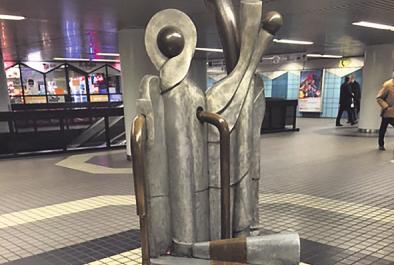 Die Skulptur steht nun am Friesenplatz Die Skulptur steht nun am Friesenplatz