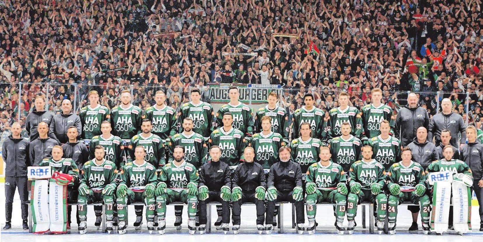 Das Team des AEV mit Trainer Tray Tuomie für die neue DEL-Saison 19/20. Fotos: George Stadler Das Team des AEV mit Trainer Tray Tuomie für die neue DEL-Saison 19/20. Fotos: George Stadler