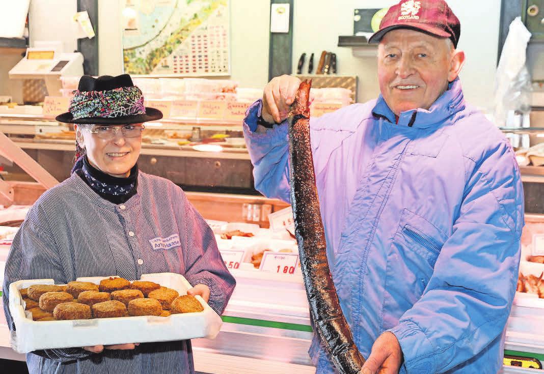 Bei Artur und Karin Haase gibt es nur handverarbeitete Ware wie frische Fischfrikadellen sowie selbst geräucherte Aale. Foto: Anja Hötzsch Bei Artur und Karin Haase gibt es nur handverarbeitete Ware wie frische Fischfrikadellen sowie selbst geräucherte Aale. Foto: Anja Hötzsch