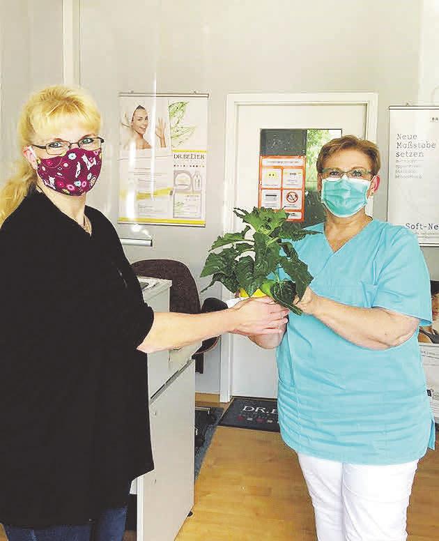 Präsent nach der Behandlung: Auch Kosmetikerin Petra Sürig überraschte ihre Kundinnen und Kunden gerne mit einer Blume. Fotos (9): Photowerk/Archiv, all-free-download.com Präsent nach der Behandlung: Auch Kosmetikerin Petra Sürig überraschte ihre Kundinnen und Kunden gerne mit einer Blume. Fotos (9): Photowerk/Archiv, all-free-download.com