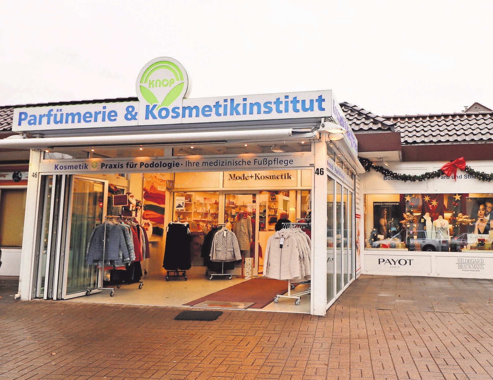 Das Kosmetikfachinstitut Thomas Knop ist die gute Adresse für wohltuende Schönheitsbehandlungen, feine Düfte und schicke Damenmode. Das Kosmetikfachinstitut Thomas Knop ist die gute Adresse für wohltuende Schönheitsbehandlungen, feine Düfte und schicke Damenmode.