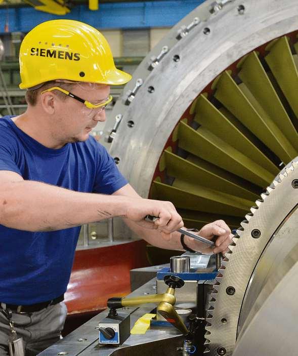 Es rücken zu wenig Jüngere nach. Ein Facharbeiter von Siemens im Gasturbinenwerk Berlin bei der Endmontage.