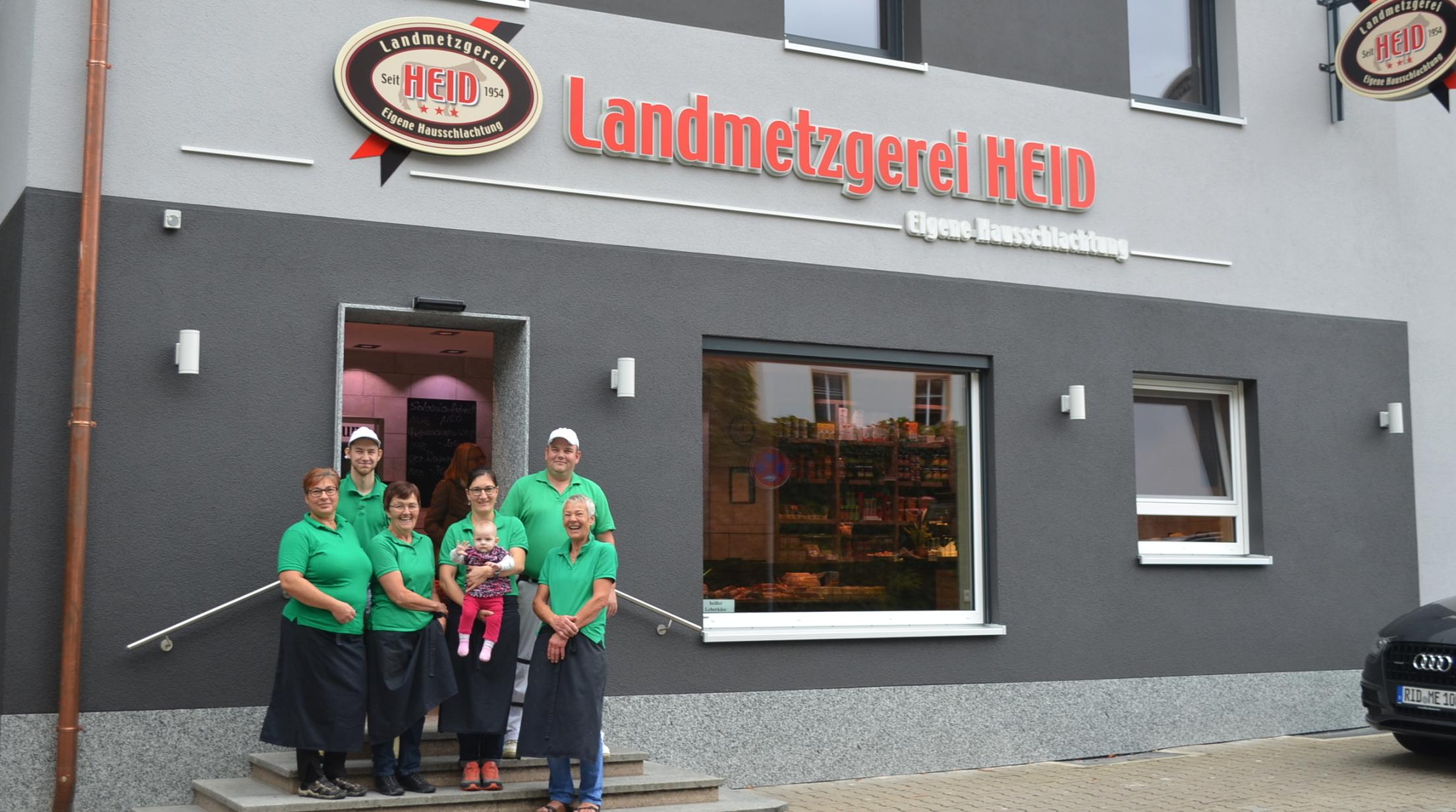 Auch eine neue Fassade hat das Geschäft erhalten. Dabei ist deutlich zu sehen, dass aus der Metzgerei Heid eine Landmetzgerei geworden ist. Steffen Heid ist besonders stolz darauf, dass in seinem Betrieb noch alles größtenteils „handgemacht“ ist. Fotos: Deisler Auch eine neue Fassade hat das Geschäft erhalten. Dabei ist deutlich zu sehen, dass aus der Metzgerei Heid eine Landmetzgerei geworden ist. Steffen Heid ist besonders stolz darauf, dass in seinem Betrieb noch alles größtenteils „handgemacht“ ist. Fotos: Deisler