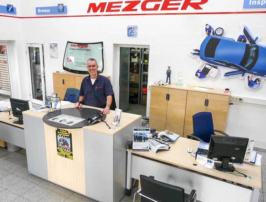 Werkstattleiter Andreas Edelmann ist in der Merseburger Straße zuständig für den Service der Firma. FOTO: DRABE Werkstattleiter Andreas Edelmann ist in der Merseburger Straße zuständig für den Service der Firma. FOTO: DRABE