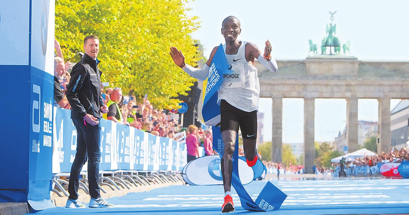2018 gewinnt Eliud Kipchoge den 45. BMW Berlin-Marathon mit neuem Weltrekord.