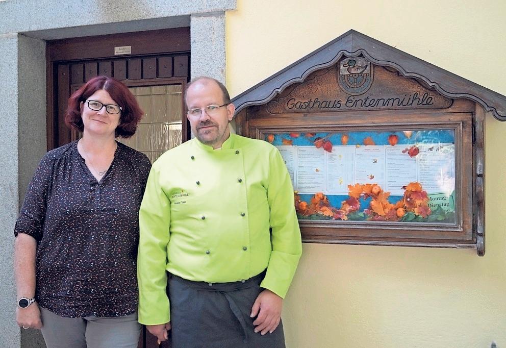 Kerstin und Alexander Timm führen den Familienbetrieb Entenmühle weiter und haben seit der Geschäftsübernahme einiges investiert. In der Küche setzen sie auf frische Produkte aus der Region. Kerstin und Alexander Timm führen den Familienbetrieb Entenmühle weiter und haben seit der Geschäftsübernahme einiges investiert. In der Küche setzen sie auf frische Produkte aus der Region.