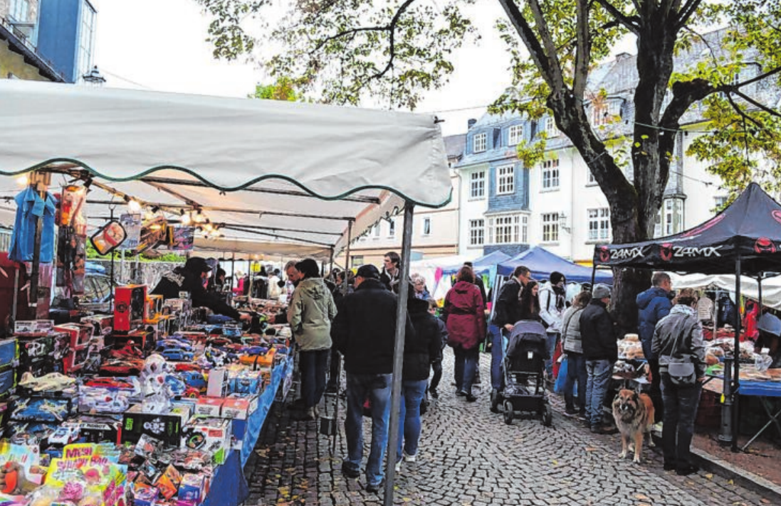 An den Ständen kann man in Ruhe schauen und bummeln und das eine oder andere Schnäppchen machen. An den Ständen kann man in Ruhe schauen und bummeln und das eine oder andere Schnäppchen machen.