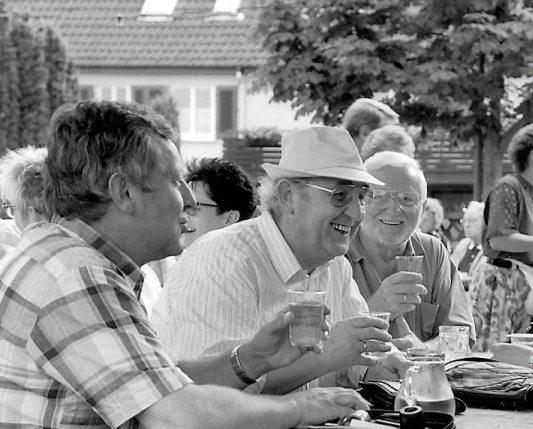 Straßenfeste feierte man in Hirschau schon immer gern, wie hier im Jahr 1994 beim Kelterfest. Schön wäre es, wenn man sich demnächst wieder in einer Dorfkneipe oder im Stadtteiltreff gemütlich zusammensetzen könnte. Archivbild: Manfred Grohe