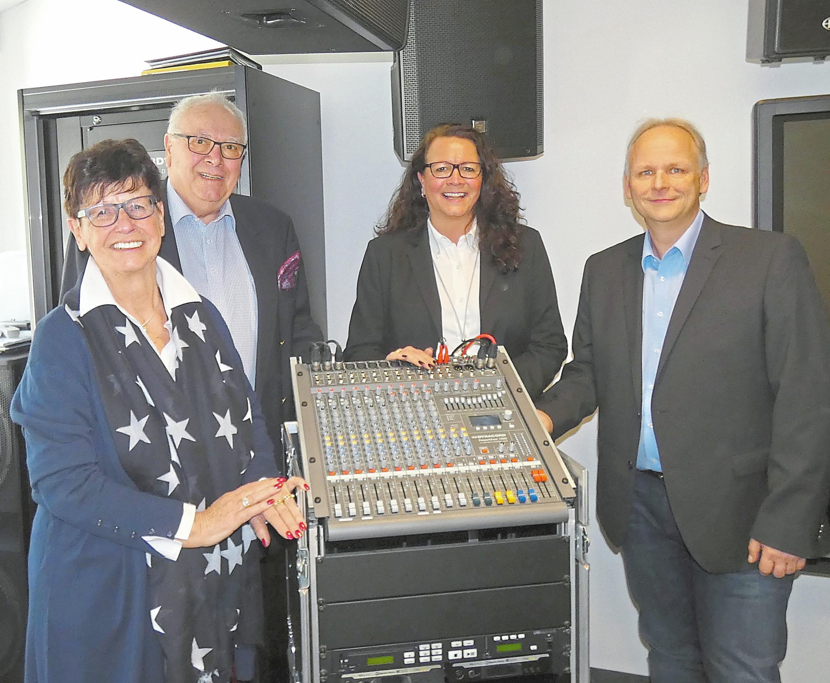 Mechthild, Udo und Svenja Erpenstein sowie Holger Möntemann (v.l) freuen sich über den 50. Firmengeburtstag der „Udo Erpenstein GmbH – Elektrotechnik“. Foto: gh Mechthild, Udo und Svenja Erpenstein sowie Holger Möntemann (v.l) freuen sich über den 50. Firmengeburtstag der „Udo Erpenstein GmbH – Elektrotechnik“. Foto: gh