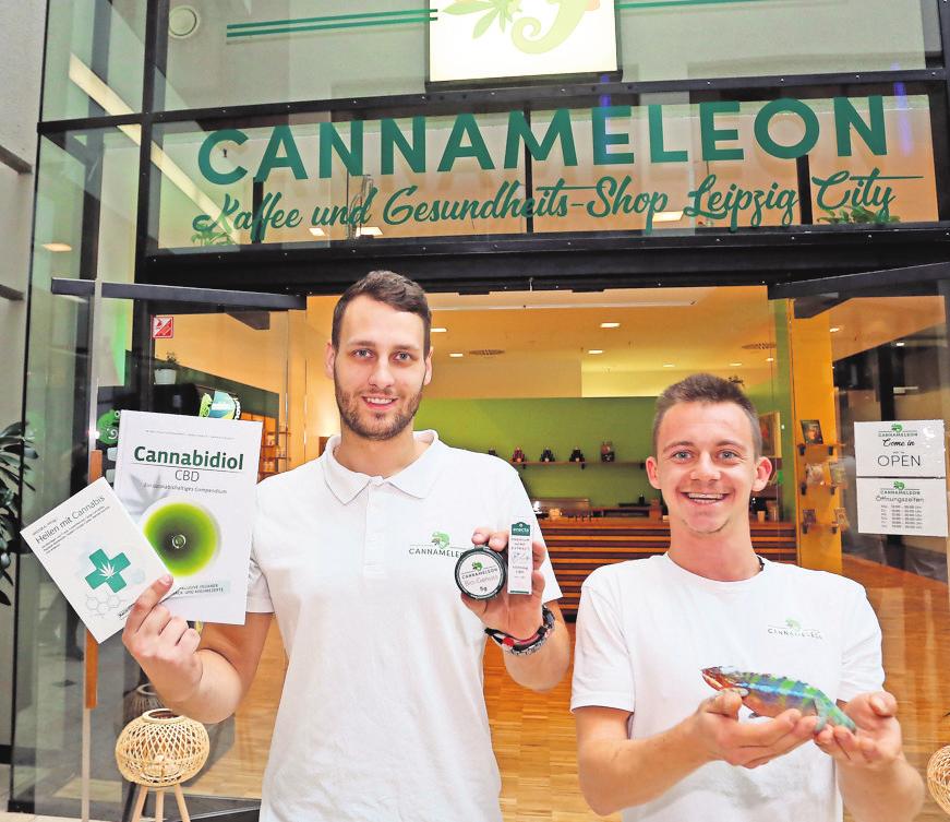 LUKAS OTT (rechts) und Julian Rosenhauer mit einigen ihrer Produkte und dem Cannameleon-Chamäleon. Foto: André Kempner LUKAS OTT (rechts) und Julian Rosenhauer mit einigen ihrer Produkte und dem Cannameleon-Chamäleon. Foto: André Kempner
