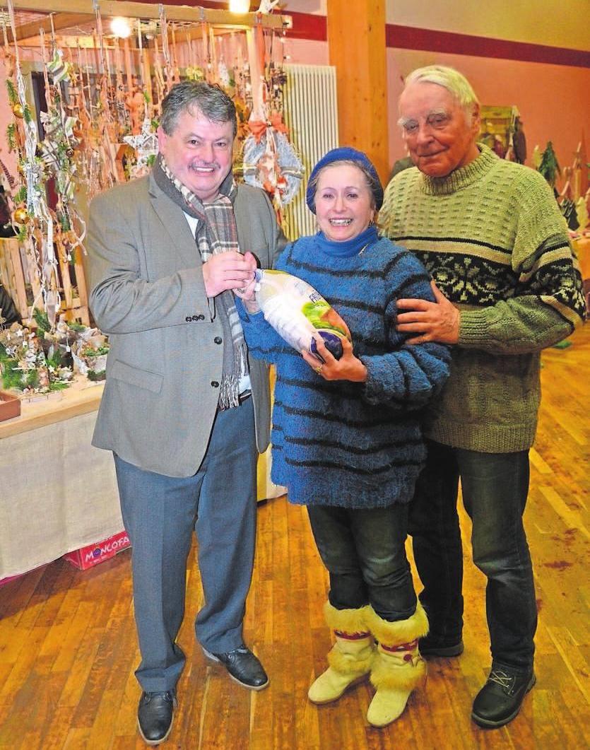 Wenn das kein Volltreffer war: Die Gewinner der Weihnachtsgänse auf dem Pessecker Markt können sich den Kauf des Weihnachtsbratens sparen. Fotos: L. G. Wenn das kein Volltreffer war: Die Gewinner der Weihnachtsgänse auf dem Pessecker Markt können sich den Kauf des Weihnachtsbratens sparen. Fotos: L. G.