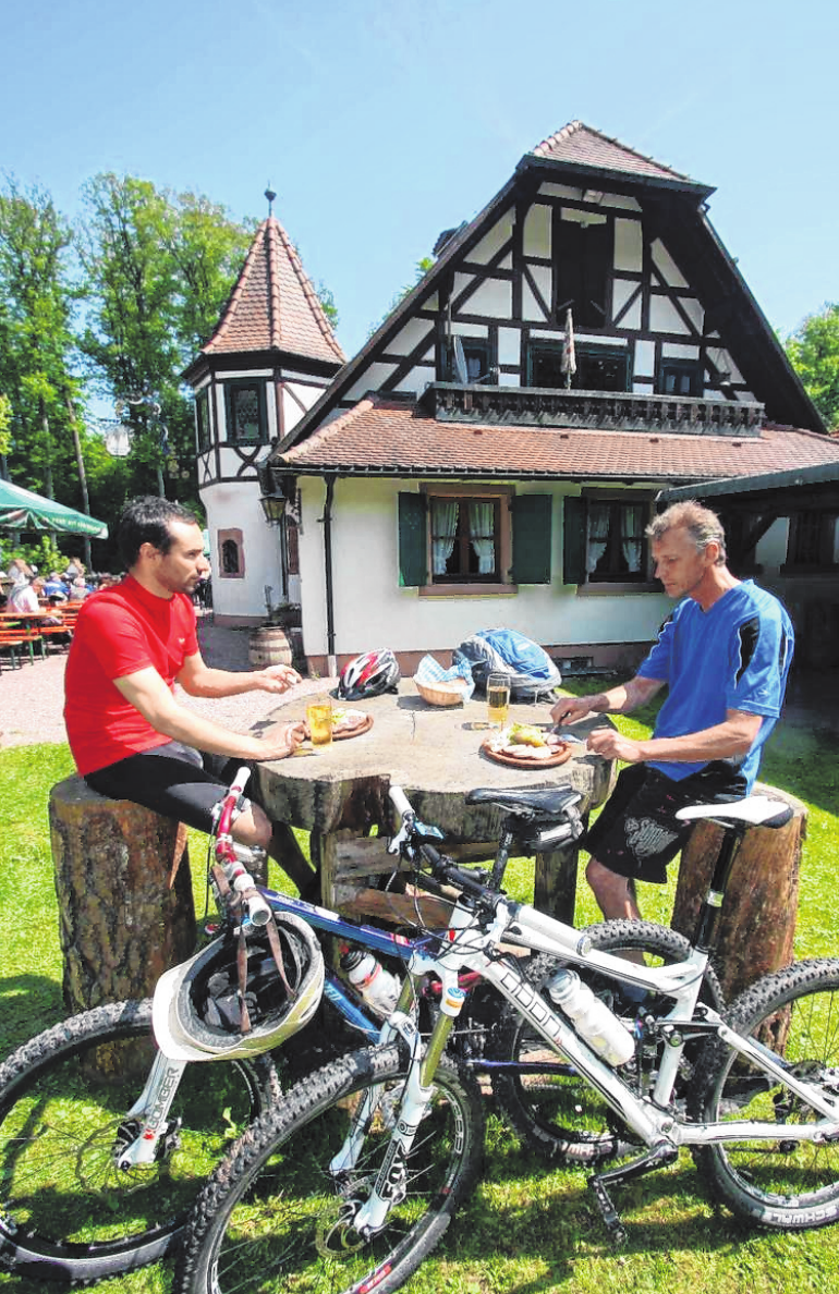 Diese Radfahrer machen Rast an der Waldschänke Bayrische Schanz. FOTO: BIKEWALD SPESSART Diese Radfahrer machen Rast an der Waldschänke Bayrische Schanz. FOTO: BIKEWALD SPESSART