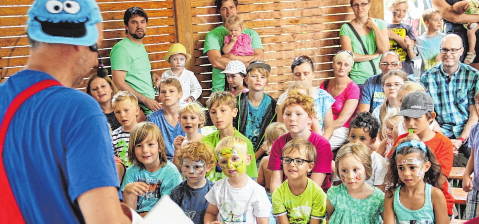 Sonntagnachmittag ist Familiennachmittag im Spitalgarten. Dabei wird Zauberer Manolo wieder die jungen Zuschauer mit seinen Tricks und Geschichten in seinen Bann ziehen. FOTO: KLAUS VOGT Sonntagnachmittag ist Familiennachmittag im Spitalgarten. Dabei wird Zauberer Manolo wieder die jungen Zuschauer mit seinen Tricks und Geschichten in seinen Bann ziehen. FOTO: KLAUS VOGT