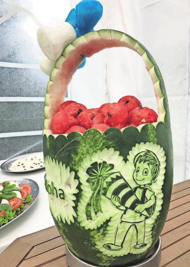 Marina Gärtner ist für ihre „Obstbildhauerei“ bekannt und schafft essbare Kunstwerke. Marina Gärtner ist für ihre „Obstbildhauerei“ bekannt und schafft essbare Kunstwerke.