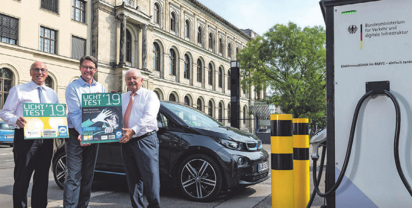 Kurt Bodewig (DVW-Präsident) v.l., Andreas Scheuer (Bundesverkehrsminister) und Jürgen Karpinski (ZDK-Präsident) starten die Kampagne Lichttest 2019. Foto: promotor Kurt Bodewig (DVW-Präsident) v.l., Andreas Scheuer (Bundesverkehrsminister) und Jürgen Karpinski (ZDK-Präsident) starten die Kampagne Lichttest 2019. Foto: promotor